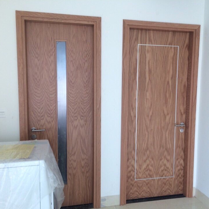 Cửa Veneer gắn chỉ nhôm trang trí