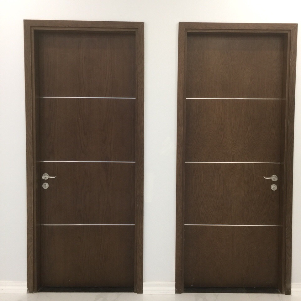Cửa Veneer gắn chỉ nhôm trang trí